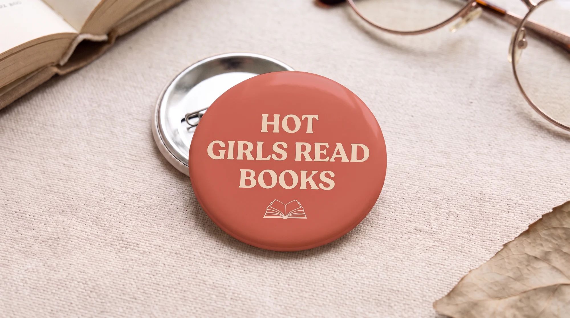 Значка „Hot Girls Read Books“: Модел, който пленява с топла теракотена палитра, изчистен текст и миниатюра на отворени страници.