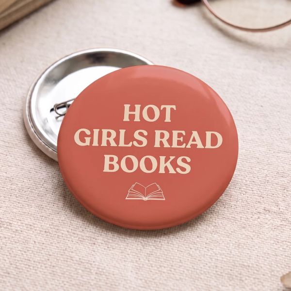 Значка „Hot Girls Read Books“: Модел, който пленява с топла теракотена палитра, изчистен текст и миниатюра на отворени страници.