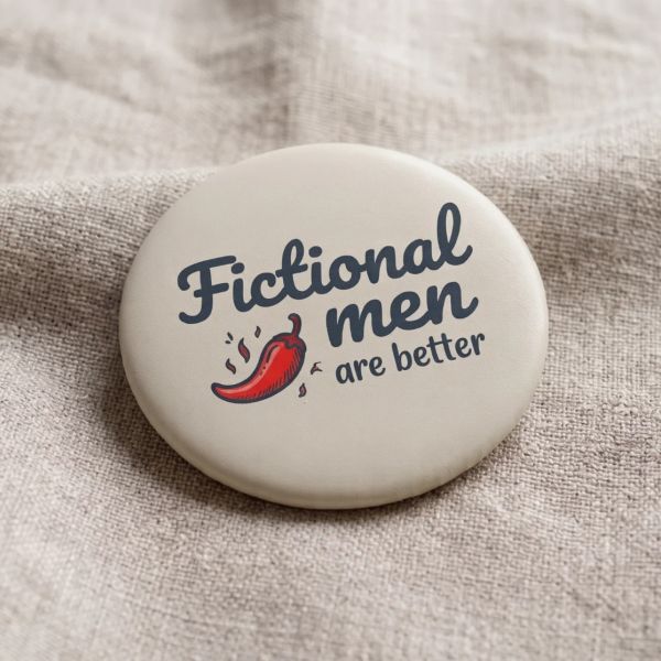 Значка „Fictional men are better“: Стилен бежов пин, който се отличава с елегантен тъмносин надпис и илюстрация на люта чушка, която добавя